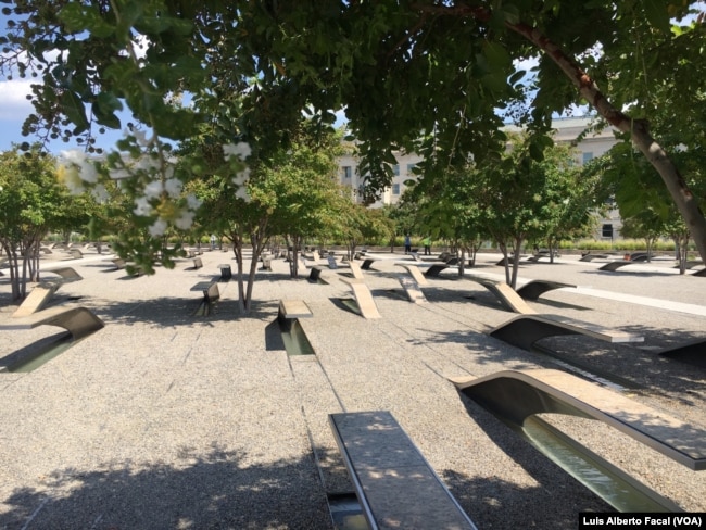 El monumento a las víctimas de los ataques del 11 de septiembre de 2001 en el Pentágono, en Arlington, Virignia, permanece abierto las 24 horas del día todos los día del año.