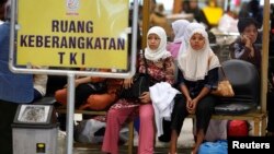 Para TKI menunggu keberangkatan ke Arab Saudi di bandara Soekarno-Hatta, Jakarta (foto: ilustrasi). 