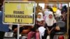 Para TKI menunggu dokumen yang sedang diproses sebelum berangkat ke Arab Saudi di bandara Soekarno-Hatta, Jakarta (foto: ilustrasi). 