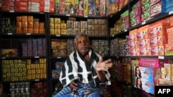 کروپا سامے نامی شخص پٹاخوں کی ایک دکان کے مالک ہیں۔ انہوں نے کہا ہے کہ پٹاخوں کی فروخت میں 50 فی صد کمی آئی ہے۔ (فائل فوٹو)