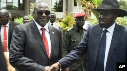 Phó Chủ tịch thứ nhất Nam Sudan Riek Machar (trái) và Tổng thống Salva Kiir (phải) bắt tay sau cuộc họp đầu tiên của tân chính phủ liên minh chuyển tiếp, tại thủ đô Juba, ngày 29 tháng 4 năm 2016.