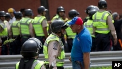 Los enfrentamientos entre la policía y los manifestantes que piden el referendo revocatorio han escalado en violencia.