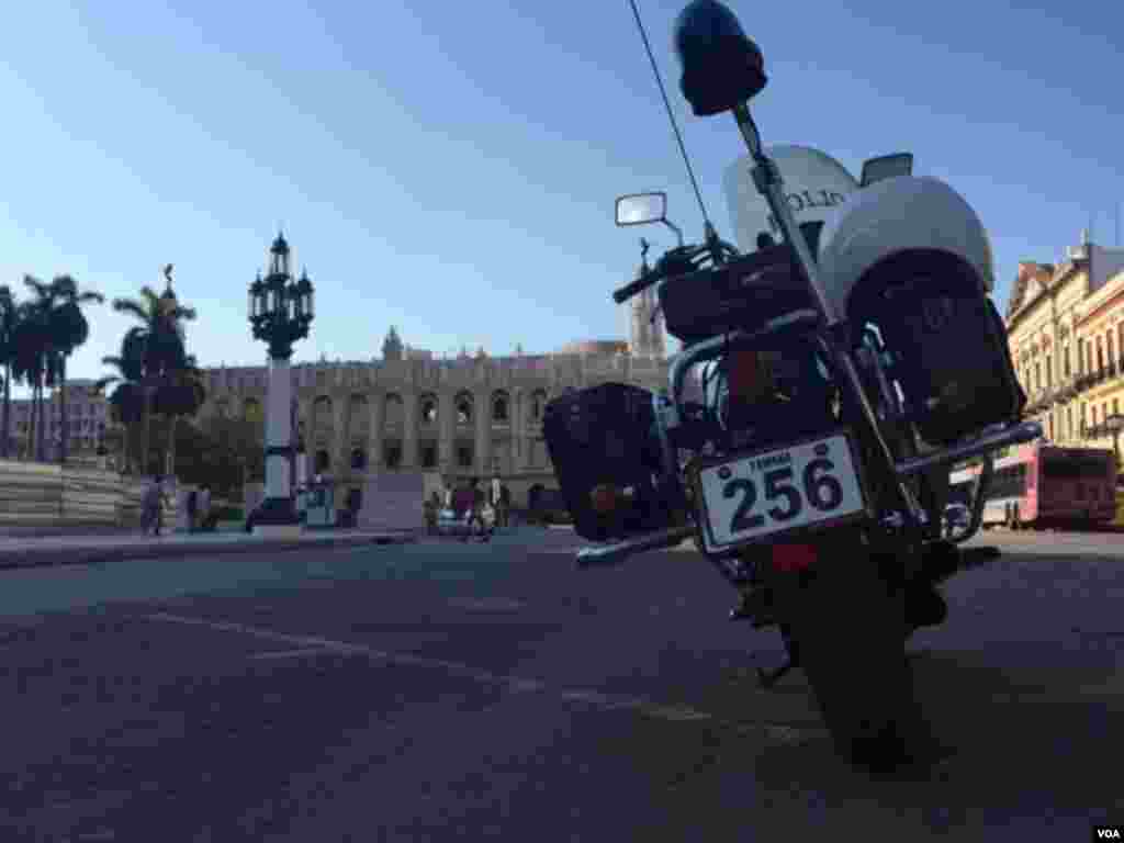 &quot;Caballito&quot; is the name given by Cuban people to police motorcycles like this one parked in front of the Museo de la Revolucion (Museum of the Revolution) in Havana, Aug. 13, 2015. (Celia Mendoza/VOA)