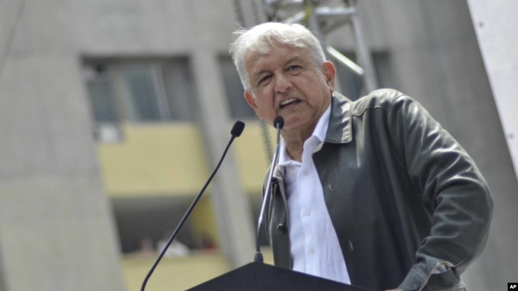 El presidente electo de México, Andrés Manuel López Obrador, habla durante un evento en conmemoración de una sangrienta represión contra estudiantes que ocurrió hace 50 años en la Plaza de Tlatelolco en Ciudad de México.