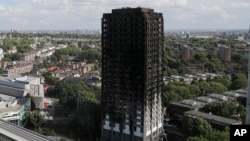 Izgorela fasada Grenfel tornja u Londonu, 15. juna 2017, nakon razornog požara koji se dogodio u sredu (AP Photo/Frank Augstein)