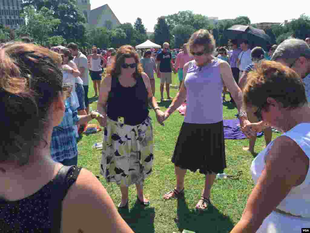 People gather to pray in a park in Charleston, South Carolina, June 21, 2015. (Jerome Socolovsky/VOA)