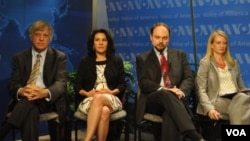 Участники дискуссии на «Голосе Америки» слева направо: Дэвид Саттер, Мириам Ланской, Владимир Кара-Мурза, Сюзан Корк. Вашингтон. 2012 г.
