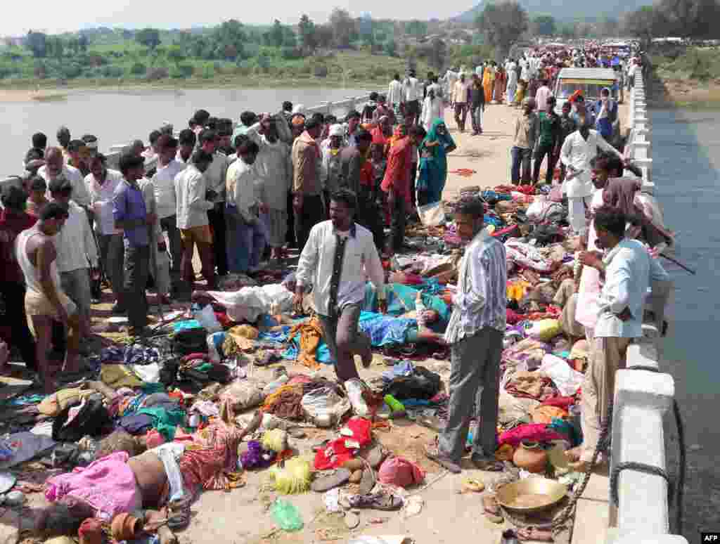 Bodies are seen lying on a bridge following a stampede in Datia district, in India's Madhya Pradesh state, Oct. 13, 2013.