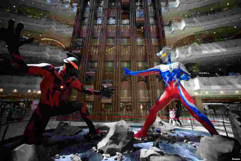 តួអង្គក្នុងរឿង Ultraman ដែលកម្ពស់៥ម៉ែត្រចំនួនពីរត្រូវបានគេដាក់បង្ហាញនៅក្នុងហាងទំនិញក្នុងក្រុង Shanghai ប្រទេសចិន។ វាជាផ្នែកមួយនៃការតាំងពិព័រណ៍ដើម្បីប្រារព្ធខួប៥០ឆ្នាំនៃរឿង Ultraman។