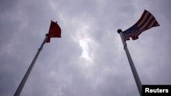 ရှန်ဟိုင်းမြို့ရှိ တရုတ်နိုင်ငံအလံ နှင့် အမေရိကန်နိုင်ငံ အလံ (မှတ်တမ်းဓါတ်ပုံ- ၂၀၂၀ ဇွန်လ ၃ ရက်နေ့ )
