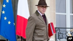Bộ trưởng Nội vụ Pháp Bernard Cazeneuve rời khỏi cuộc họp nội các hàng tuần tại điện Elysee ở Paris, ngày 02/12/2015.