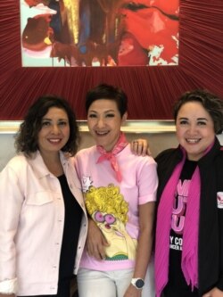 Madelina Mutia (tengah), co-founder "Lovepink" bersama co-founder lainnya, Shanti Persada (ki.) dan Samantha Barbara (Ketua Yayasan Daya Dara Indonesia). (foto: courtesy)