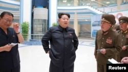 Lãnh tụ Bắc Triều Tiên trong một chuyến đi thị sát đến một cơ sở công nghệ tại Bình Nhưỡng.