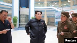 Severnokorejski lider Kim Džong Un sa vojnim zvaničnicima