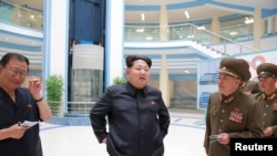Kim Jong Un, ao centro