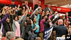 Un grupo de afroamericanos también interrumpieron el mitin de Donald Trump mientras agarrados de las manos coreaban "la vida de los negros importa" en señal de protesta contra el magnate.