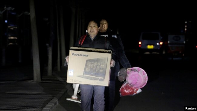 中国的农民工永远只能被动接受安排。图为北京驱赶“低端人口”时，外来务工人员被连夜赶出他们在北京通州六环外的住所。（路透社2017年11月23日资料照）