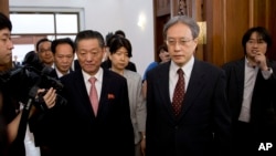 Trưởng đoàn đàm phán Nhật Bản Junichi Ihara (phải) và người đồng nhiệm phía Bắc Triều Tiên Song ll Ho, tại cuộc họp ở Đại sứ quán Bắc Triều Tiên, Bắc Kinh, ngày 1/7/2014.