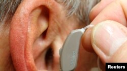 "La pérdida de audición es un posible factor de riesgo reversible para la demencia, incluida la enfermedad de Alzheimer", dijo el autor principal del estudio, Charles Tzu-Chi Lee, de la Universidad Nacional Normal de Taiwán en Taipei.