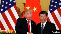 Presiden Donald Trump dan President Xi Jinping tampil memberikan pernyataan bersama di Great Hall of the People di Beijing, China, 9 November 2017. 