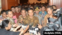 Presiden Jokowi menjawab wartawan seusai membuka Rakor Darurat Narkoba Tahun 2015 di Hotel Bidakara Jakarta, 4 Februari 2015. (Foto: VOA/Andylala)