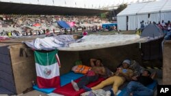 Binlerce göçmen Mexico City'de Jesus Martinez Stadyumu'nda bekliyor