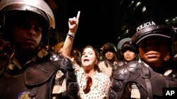 Bà Mitzy Capriles de Ledezma, vợ của thị trưởng Caracas, xuống đường kêu gọi chính quyền trả tự do cho chồng bà.