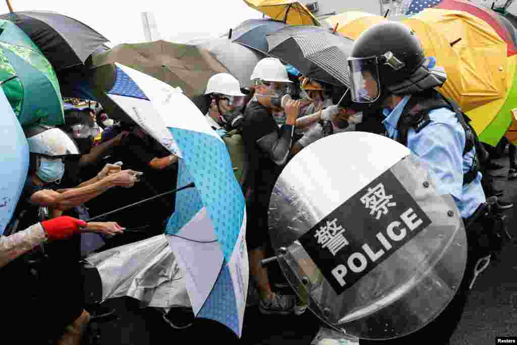 香港警察試圖驅散抗議升旗儀式的示威者 （2019年7月1日）