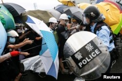 香港警察试图驱散抗议升旗仪式的示威者 （2019年7月1日）