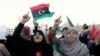 Des manifestations protestent contre la présence militaire française en Libye, sur la place des Martyrs à Tripoli, le 22 juillet 2016.