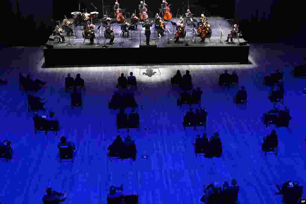 Esa-Pekka Salonen, music director of the San Francisco Symphony and principal conductor of London&#39;s Philharmonia Orchestra, leads the New York Philharmonic, to perform before a crowd for the first time since March 10, 2020, at The Shed in Hudson Yards, April 14, 2021, in New York.