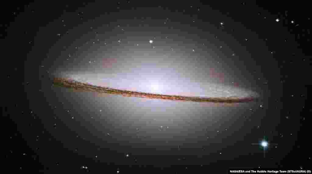 Эта галактика, которая значится в каталогах как M104, названа астрономами &laquo;Сомбреро&raquo; из-за схожести ее формы с головным убором. Она является одним из крупнейших объектов, входящих в т.н. Скопление Девы: ее суммарная масса сравнима с 800 миллиардами наших Солнц.