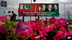 Chủ tịch Trung Quốc Tập Cận Bình được chào đón bằng những bức hình khổng lồ của ông dán ở khắp thủ đô Pakistan.