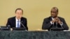 جان اش(راست) در کنار بان کی مون دبیرکل سازمان ملل متحد - ۲۰۱۳