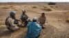 Dua marinir AS ditemani seorang penerjemah Afghan berbincang dengan seorang warga Afghanistan di Provinsi Helmand, Afghanistan, 11 Desember 2009. (Foto: AP)