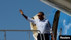 Le président américain Barack Obama embarque à bord de l'Air Force One au départ d'Hawaï pour participer à des sommets au Laos et en Chine, le 31 août 2016.
