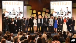 Michael Sugar, center, and the cast and crew of “Spotlight” accept the award for best feature at the Film Independent Spirit Awards in Santa Monica, Calif., , Feb. 27, 2016.