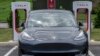 Sebuah mobil Tesla mengisi baterai di stasiun pengisian baterai listrik di Arlington, Virginia, AS (foto: ilustrasi).
