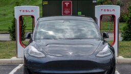 Foto yang diambil pada 13 Agustus 2021 ini, menunjukkan mobil listrik yang tengah mengisi daya di stasiun pengisian daya milik Tesla di Arlington, Virginia. (Foto: AFP/Andrew Caballero-Reynolds)