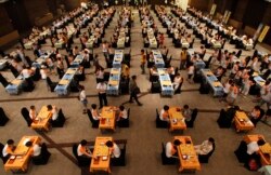 Anak-anak bermain "Go", permainan papan yang dikenal sebagai Baduk dalam bahasa Korea Selatan dan Paduk dalam Bahasa Korea Utara, dalam babak final Kejuaraan Baduk Pemuda Dunia ke-11 di Seoul, 10 Agustus 2011. (REUTERS)