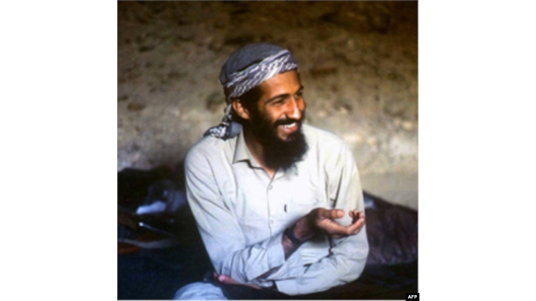 Osama bin Laden badavlat oiladan chiqqan, muhandislikka o'qigan. Ko'p xotinlik bu shaxsning qancha farzandi borligi aniq emas, ammo o'g'lilaridan bir nechasi al-Qoida qo'mondonlari ekani haqida aniq ma'lumotlar bor.