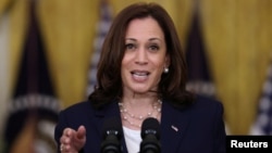 រូប​ឯកសារ៖ ​អ្នកស្រី​ Kamala Harris​ អនុ​ប្រធានាធិបតី​​សហរដ្ឋ​អាមេរិក​ ថ្លែង​នៅ​សេតវិមាន​កាល​ពី​ថ្ងៃ​ទី​១០ ខែ​សីហា ឆ្នាំ​២០២១។