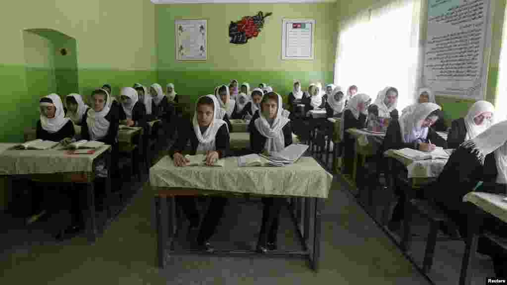 طالبان در آغاز سال تعلیمی در افغانستان مانع بازگشایی مکاتب دختران شدند و دستور دادند که دختران در مقطع متوسطه و لیسه حق حضور در صنف&zwnj;های درسی را ندارند.