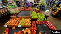 Apel di dalam supermarket Ralphs Kroger Co. di Los Angeles, California, AS, 15 Maret 2020. (Foto: Reuters)