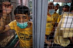 Napi di penjara Quezon City menunggu dibawa ke pengadilan Manila, Filipina, 19 Oktober 2016. (REUTERS/Damir Sagol)