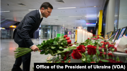 Ukraina Prezidenti Vladimir Zelenskiy qurbonlar xotirasi uchun gul qo'ymoqda, Kiyev, Ukraina, 2020-yil, 8-yanvar.