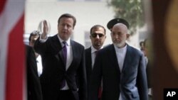 아프가니스탄 수도 카불에서 만난 데이비드 카메론 영국 총리(왼쪽)와 하미드 카르자이 아프간 대통령.