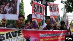 các nhà hoạt động ở Indonesia biểu tình phản đối các vụ bạo động nhắm vào người Hồi giáo Rohingya ở Miến Điện