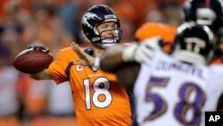 Payton Manning (18) se apresta a lanzar el balón en el juego inaugural de la NFL, que ganaron a Baltimore.