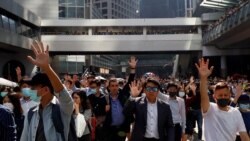 香港示威者在港岛中心地区举手抗议。（2019年11月11日）